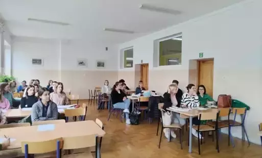Zdjęcie do Spotkanie nauczycieli w szkole w Kr&oacute;l&oacute;wce nt. realizacji procedury &bdquo;Niebieskie Karty&rdquo;